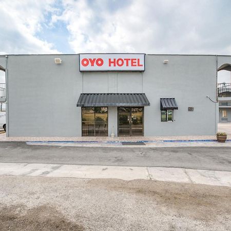 Oyo Hotel San Antonio Lackland Air Force Base West מראה חיצוני תמונה